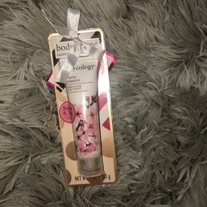 Bodycology moisturizing cream (read description)